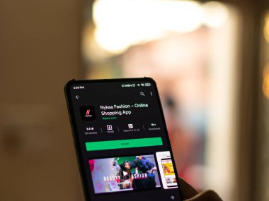 Assam, Hindistan - 29 Kasım 2020: Telefon ekranında Nykaa logosu.