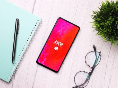 Assam, Hindistan - 29 Kasım 2020: Telefon ekranında Nykaa logosu.