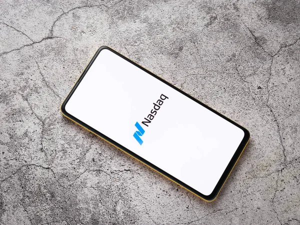 Assam, Hindistan - 12 Eylül 2020: Telefon ekranında Nasdaq logosu.