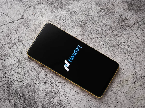 Assam, Hindistan - 12 Eylül 2020: Telefon ekranında Nasdaq logosu.
