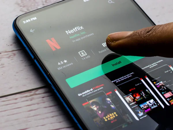 Assam, Hindistan - 10 Nisan 2021: Telefon ekranında Netflix logosu.