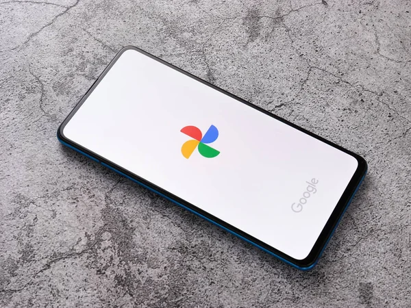 Batı Bangal, Hindistan - 28 Eylül 2021: Telefon ekranında Google Fotoğraflar logosu.