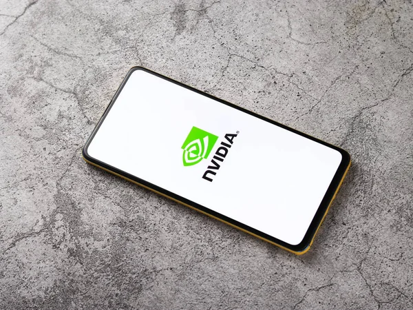 Assam, Hindistan - 18 Eylül 2020: Telefon ekranında Nvidia logosu.