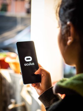 Assam, Hindistan - 20 Aralık 2020: Telefon ekranında Oculus logosu.