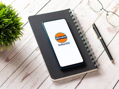 Assam, Hindistan - 19 Nisan 2021: Hindistan Petrol Şirketi logosu telefon ekranı görüntüsünde.