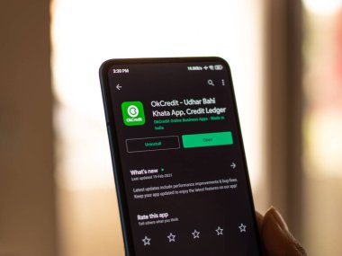 Assam, Hindistan - 10 Mart 2021: Telefon ekranı görüntüsünde OkCredit logosu.