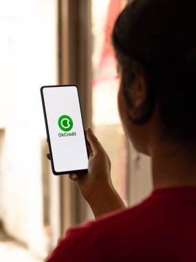 Assam, Hindistan - 10 Mart 2021: Telefon ekranı görüntüsünde OkCredit logosu.