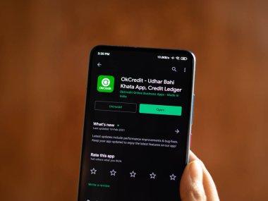 Assam, Hindistan - 10 Mart 2021: Telefon ekranı görüntüsünde OkCredit logosu.