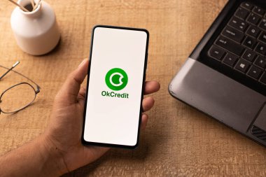 Assam, Hindistan - 10 Mart 2021: Telefon ekranı görüntüsünde OkCredit logosu.