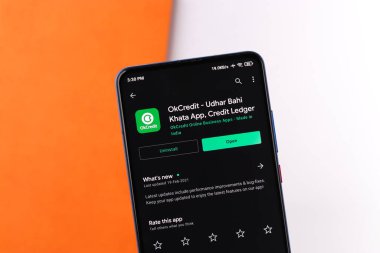 Assam, Hindistan - 10 Mart 2021: Telefon ekranı görüntüsünde OkCredit logosu.