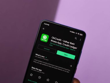 Assam, Hindistan - 10 Mart 2021: Telefon ekranı görüntüsünde OkCredit logosu.