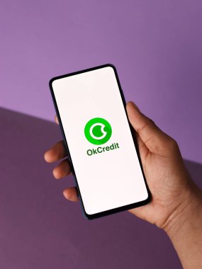 Assam, Hindistan - 10 Mart 2021: Telefon ekranı görüntüsünde OkCredit logosu.