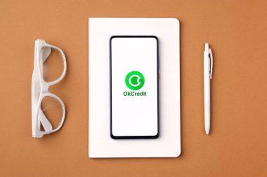 Assam, Hindistan - 10 Mart 2021: Telefon ekranı görüntüsünde OkCredit logosu.