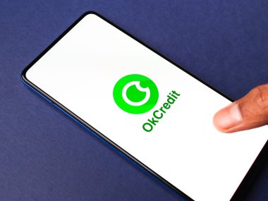 Assam, Hindistan - 10 Mart 2021: Telefon ekranı görüntüsünde OkCredit logosu.