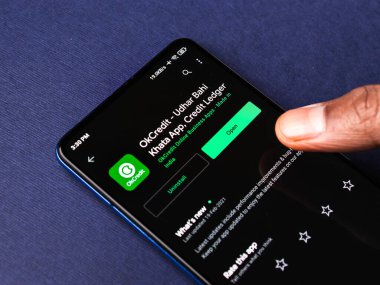 Assam, Hindistan - 10 Mart 2021: Telefon ekranı görüntüsünde OkCredit logosu.