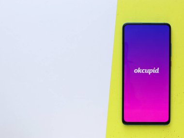 Assam, Hindistan - 6 Eylül 2020: Telefon ekranında Okcupid logosu.