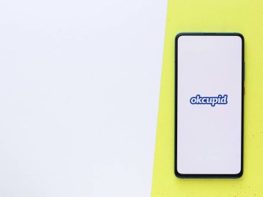 Assam, Hindistan - 6 Eylül 2020: Telefon ekranında Okcupid logosu.