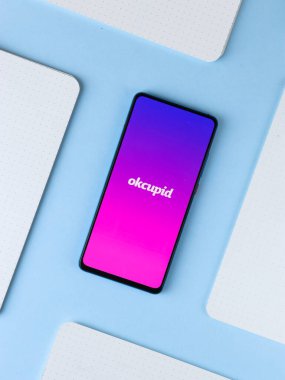 Assam, Hindistan - 6 Eylül 2020: Telefon ekranında Okcupid logosu.