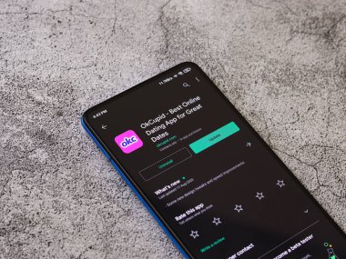 Assam, Hindistan - 6 Eylül 2020: Telefon ekranında Okcupid logosu.