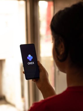 Assam, Hindistan - 10 Mart 2021 Telefon ekranı görüntüsünde logo.