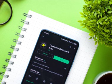 Batı Bangal, Hindistan - 28 Eylül 2021: Telefon ekranında OLA logosu.