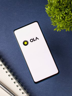Batı Bangal, Hindistan - 28 Eylül 2021: Telefon ekranında OLA logosu.