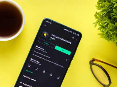 Batı Bangal, Hindistan - 28 Eylül 2021: Telefon ekranında OLA logosu.
