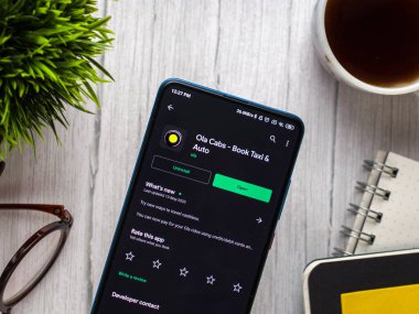 Batı Bangal, Hindistan - 28 Eylül 2021: Telefon ekranında OLA logosu.