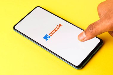 Assam, Hindistan - 10 Nisan 2021: Telefon ekranında Omegle logosu.