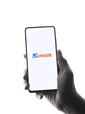 Assam, Hindistan - 10 Nisan 2021: Telefon ekranında Omegle logosu.