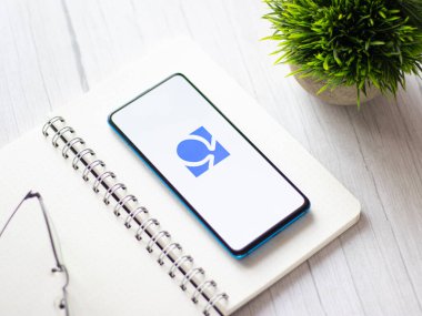 Assam, Hindistan - 10 Nisan 2021: Telefon ekranında Omegle logosu.