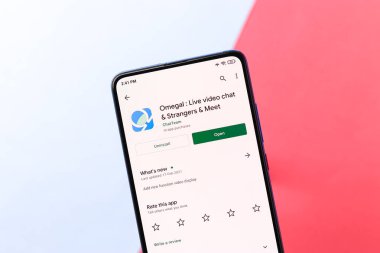 Assam, Hindistan - 10 Nisan 2021: Telefon ekranında Omegle logosu.