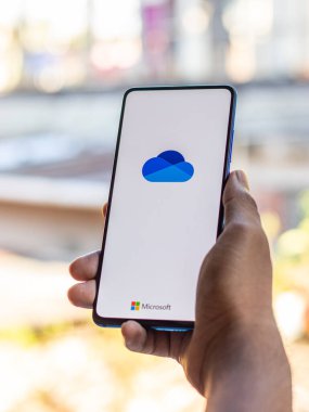 Batı Bangal, Hindistan - 11 Kasım 2021: OneDrive logosu telefon ekranı görüntüsü.