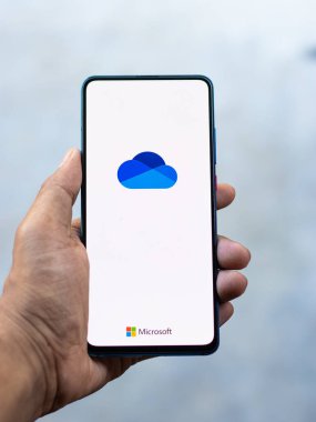 Batı Bangal, Hindistan - 11 Kasım 2021: OneDrive logosu telefon ekranı görüntüsü.