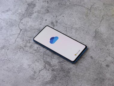 Batı Bangal, Hindistan - 11 Kasım 2021: OneDrive logosu telefon ekranı görüntüsü.