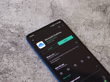 Batı Bangal, Hindistan - 11 Kasım 2021: OneDrive logosu telefon ekranı görüntüsü.