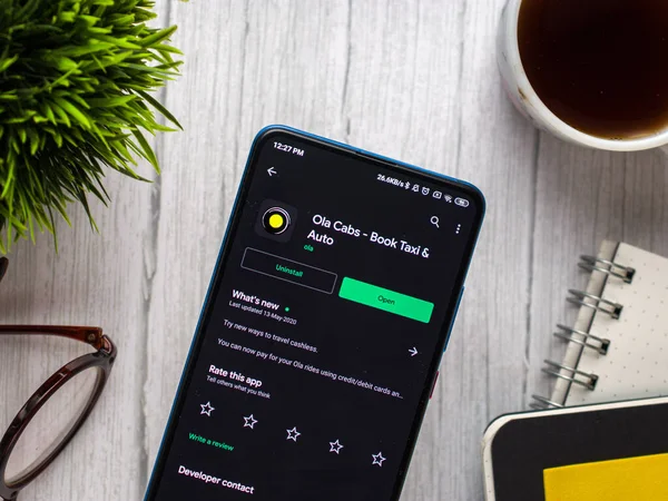 Batı Bangal, Hindistan - 28 Eylül 2021: Telefon ekranında OLA logosu.