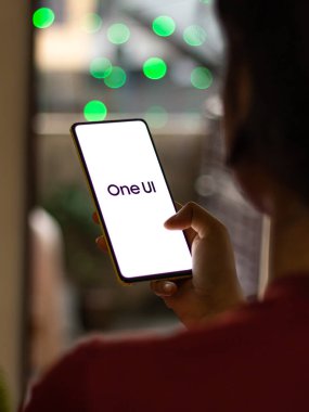 Assam, Hindistan - 15 Kasım 2020: Telefon ekranında bir UI logosu.