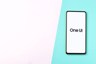 Assam, Hindistan - 15 Kasım 2020: Telefon ekranında bir UI logosu.