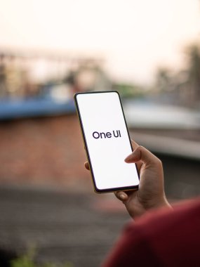 Assam, Hindistan - 15 Kasım 2020: Telefon ekranında bir UI logosu.