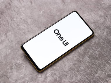 Assam, Hindistan - 15 Kasım 2020: Telefon ekranında bir UI logosu.