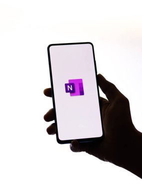Batı Bangal, Hindistan - 11 Kasım 2021: Telefon ekranında Microsoft OneNote logosu.