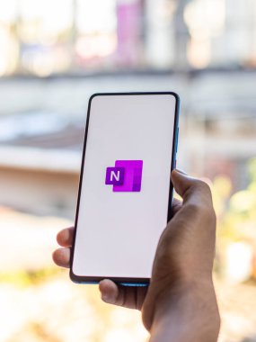 Batı Bangal, Hindistan - 11 Kasım 2021: Telefon ekranında Microsoft OneNote logosu.