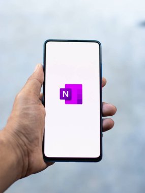 Batı Bangal, Hindistan - 11 Kasım 2021: Telefon ekranında Microsoft OneNote logosu.