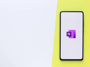 Batı Bangal, Hindistan - 11 Kasım 2021: Telefon ekranında Microsoft OneNote logosu.