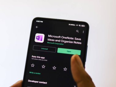 Batı Bangal, Hindistan - 11 Kasım 2021: Telefon ekranında Microsoft OneNote logosu.