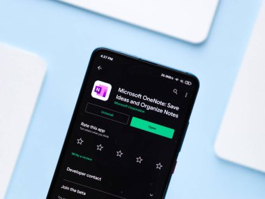 Batı Bangal, Hindistan - 11 Kasım 2021: Telefon ekranında Microsoft OneNote logosu.
