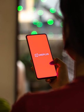 Assam, Hindistan - 15 Kasım 2020: Telefon ekranında 1 + logo.