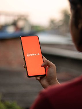 Assam, Hindistan - 15 Kasım 2020: Telefon ekranında 1 + logo.