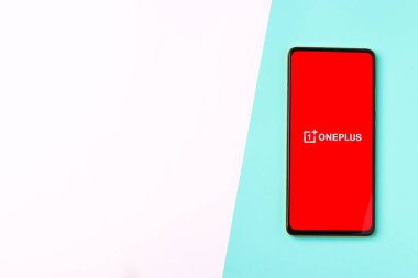 Assam, Hindistan - 15 Kasım 2020: Telefon ekranında 1 + logo.